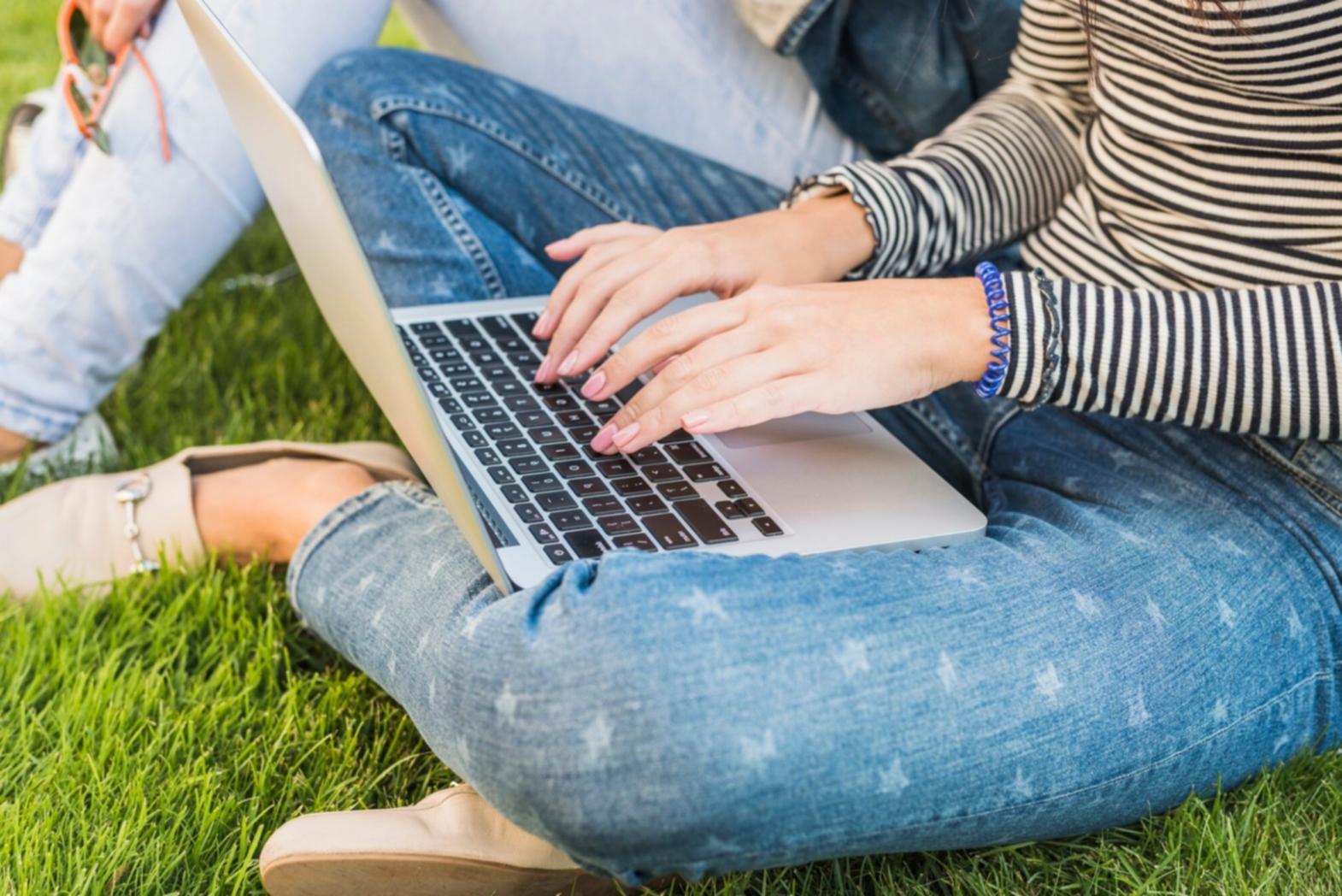 Moderne Budgetplanung mit digitalen Tools und Analysediagrammen