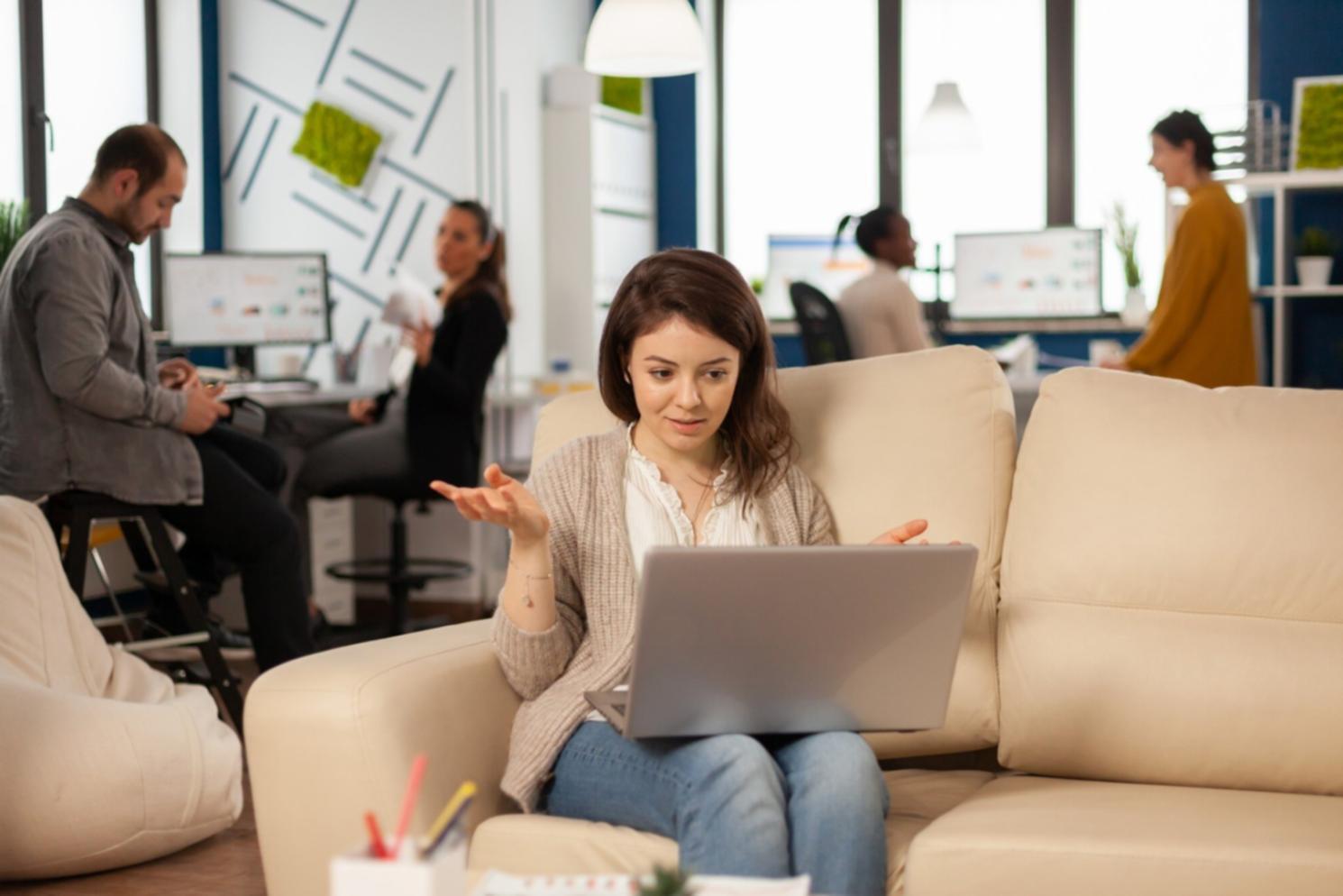 Teilnehmende arbeiten gemeinsam an Budgetanalysen und Finanzplanungen